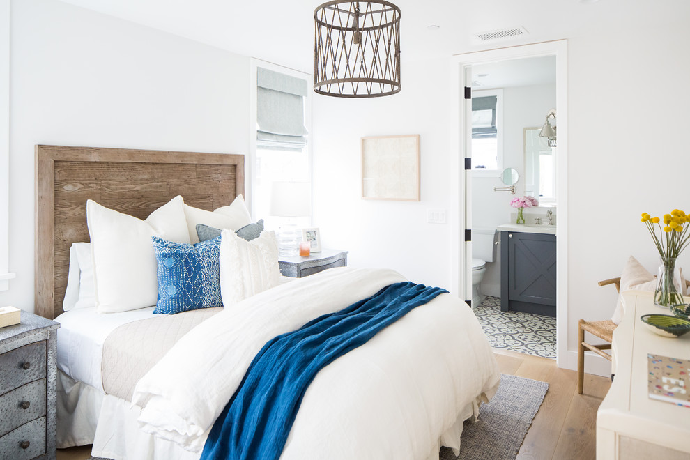 Idee per una camera da letto costiera con pareti bianche, parquet chiaro e pavimento beige