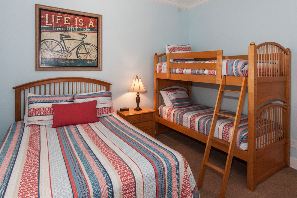 Idee per una camera da letto stile marino con pareti blu e moquette