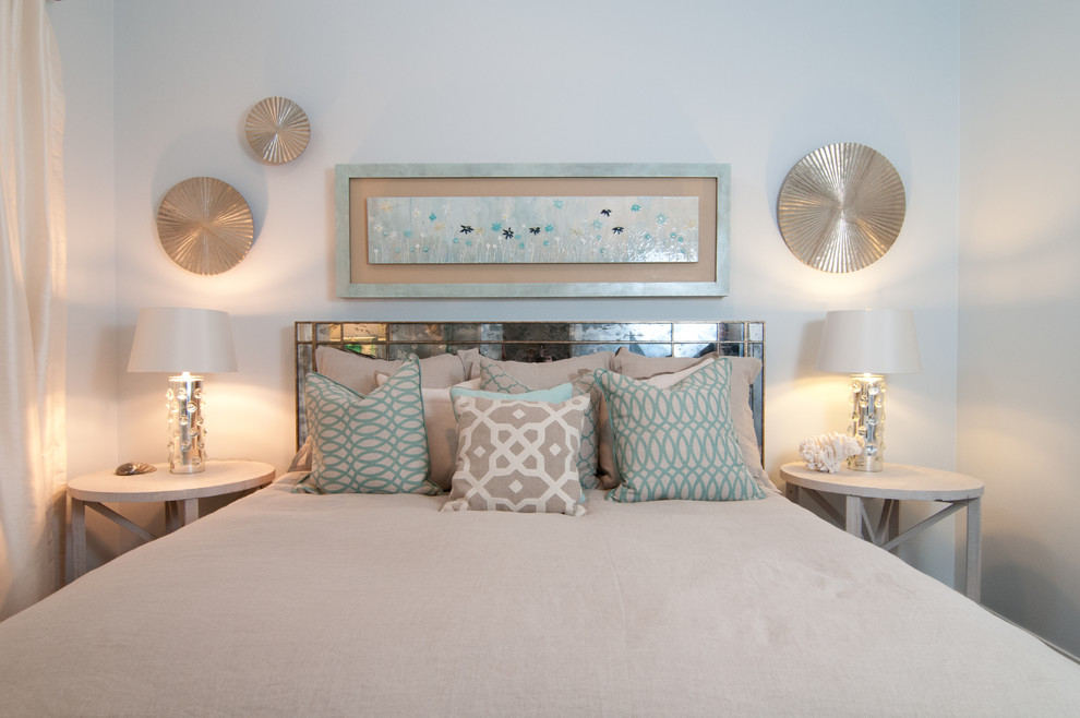 Стильный дизайн: гостевая спальня (комната для гостей) в морском стиле с серыми стенами - последний тренд