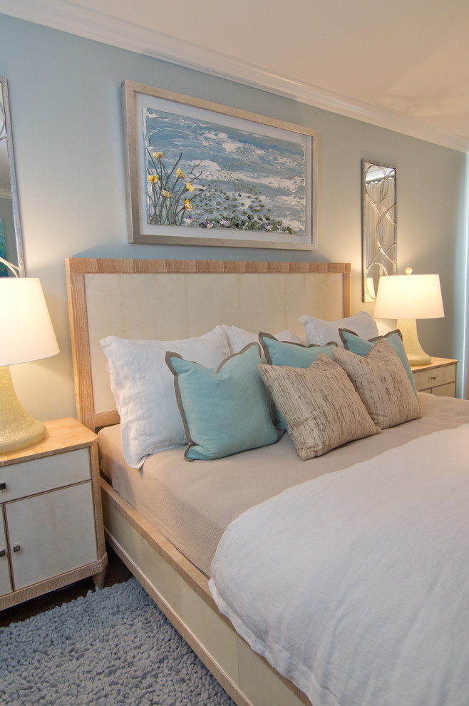 Maritimes Hauptschlafzimmer mit blauer Wandfarbe und braunem Holzboden in Miami
