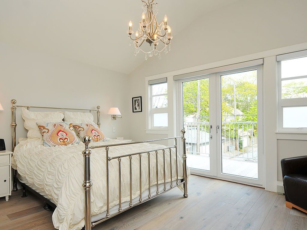 Klassisches Schlafzimmer mit weißer Wandfarbe und hellem Holzboden in Vancouver