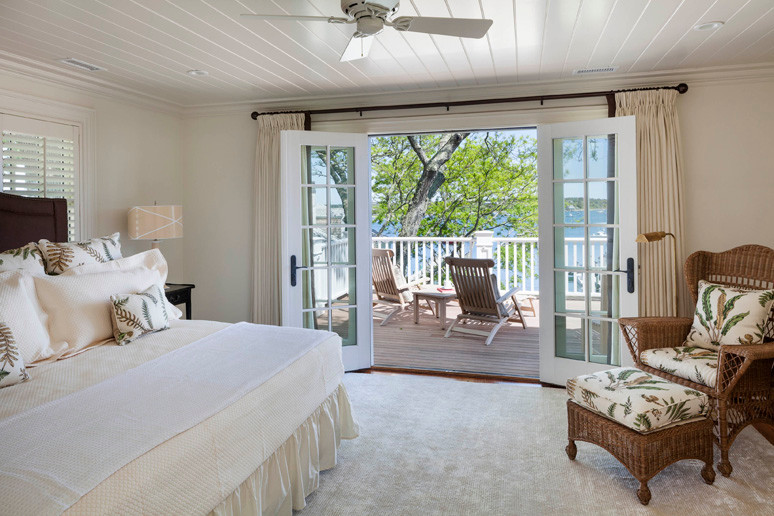 Imagen de dormitorio principal tradicional de tamaño medio con paredes blancas y suelo de madera en tonos medios