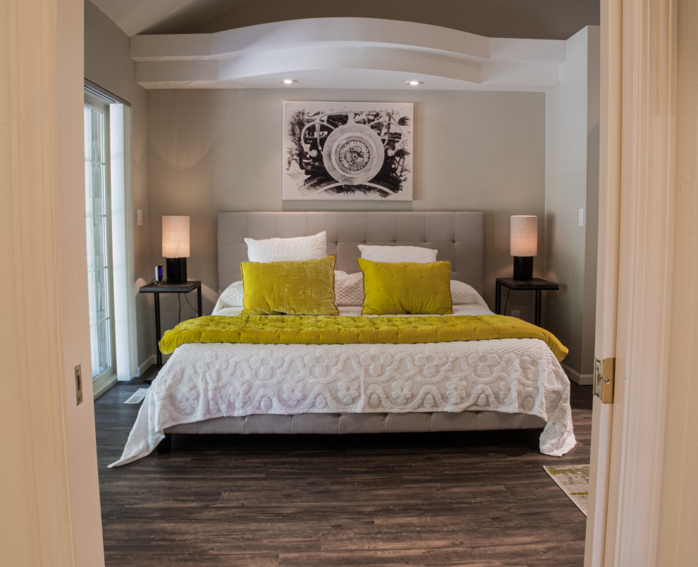 Mittelgroßes Modernes Hauptschlafzimmer mit beiger Wandfarbe, Laminat, Gaskamin, gefliester Kaminumrandung und schwarzem Boden in Sonstige