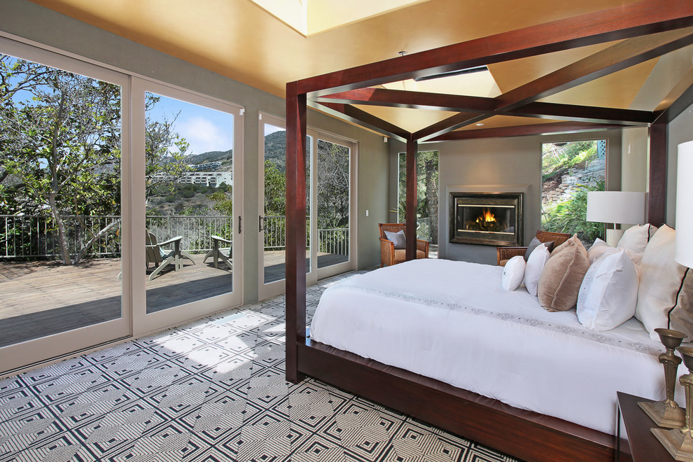 Стильный дизайн: спальня в стиле неоклассика (современная классика) с серыми стенами, ковровым покрытием и стандартным камином - последний тренд