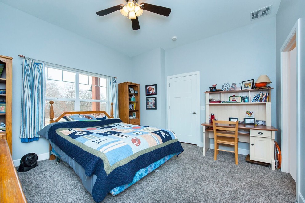 На фото: маленькая гостевая спальня (комната для гостей) в стиле неоклассика (современная классика) с синими стенами, ковровым покрытием и серым полом без камина для на участке и в саду с