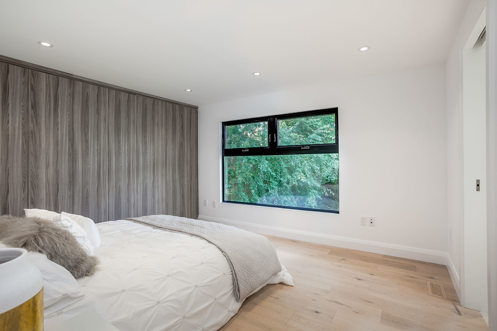Großes Modernes Hauptschlafzimmer ohne Kamin mit weißer Wandfarbe, hellem Holzboden und beigem Boden in Toronto