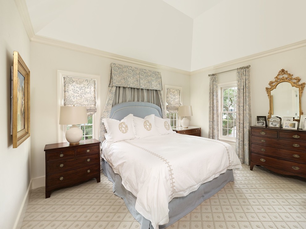 Maritimes Hauptschlafzimmer ohne Kamin mit beiger Wandfarbe, Teppichboden und buntem Boden in Charleston
