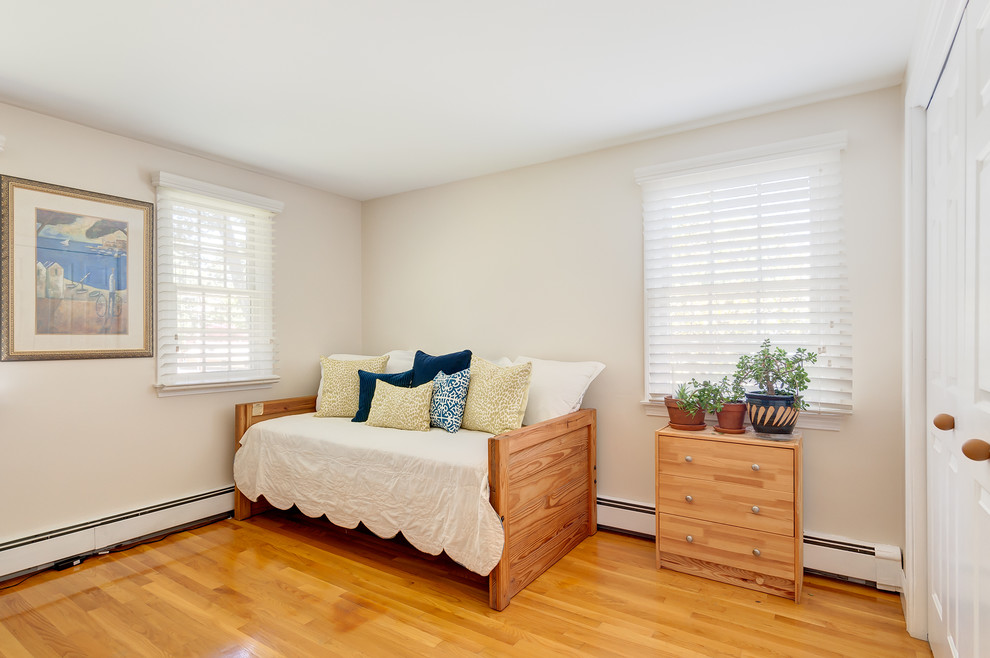 Ejemplo de dormitorio principal clásico pequeño con paredes beige y suelo de madera en tonos medios