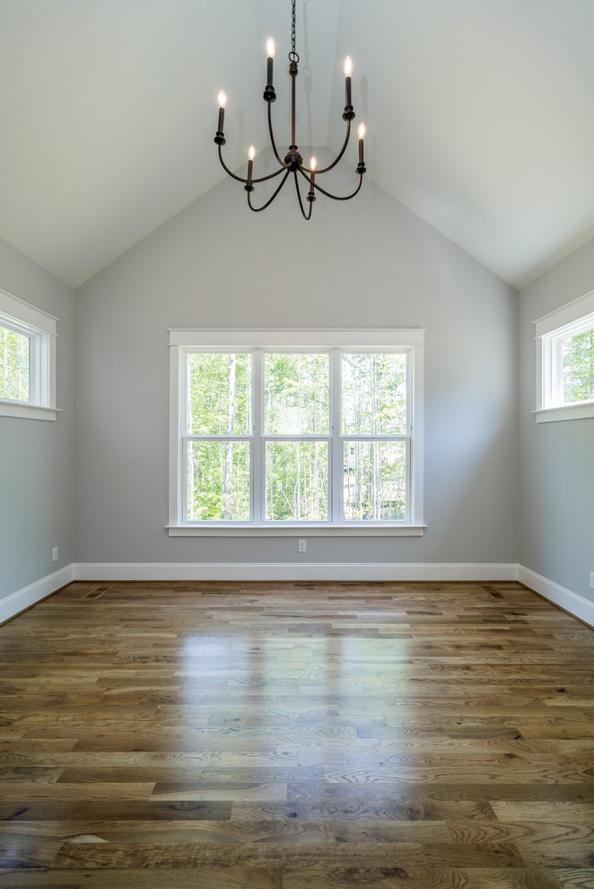 Mittelgroßes Landhausstil Hauptschlafzimmer mit grauer Wandfarbe, braunem Holzboden und braunem Boden in Raleigh