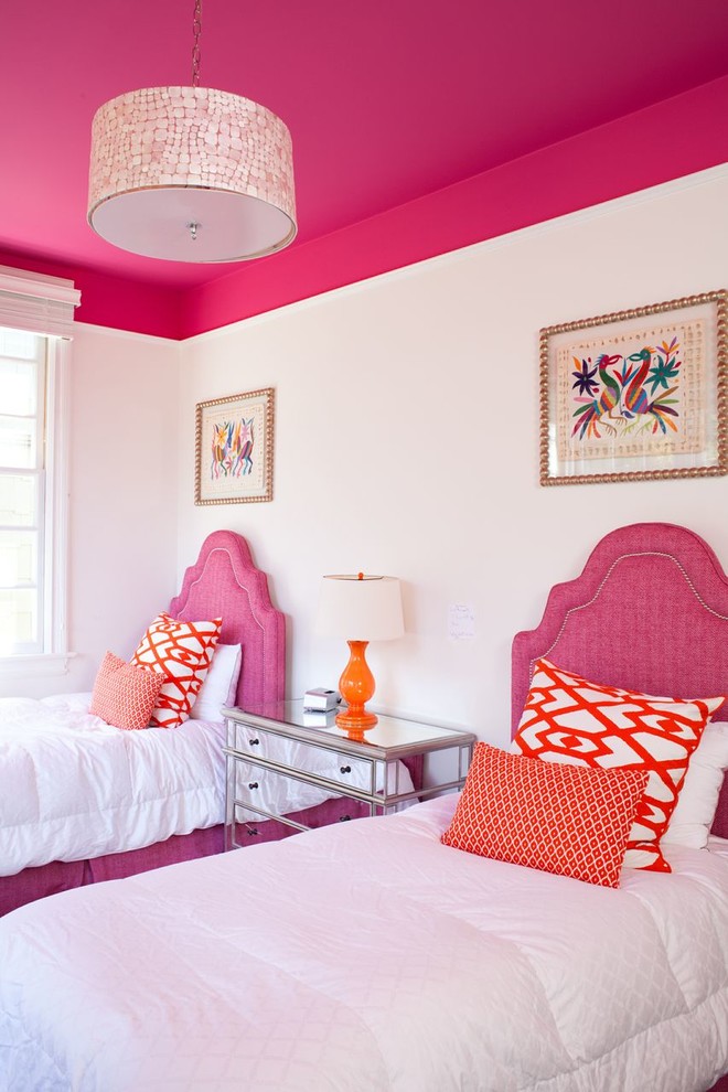 Стильный дизайн: гостевая спальня (комната для гостей) в стиле неоклассика (современная классика) с белыми стенами - последний тренд