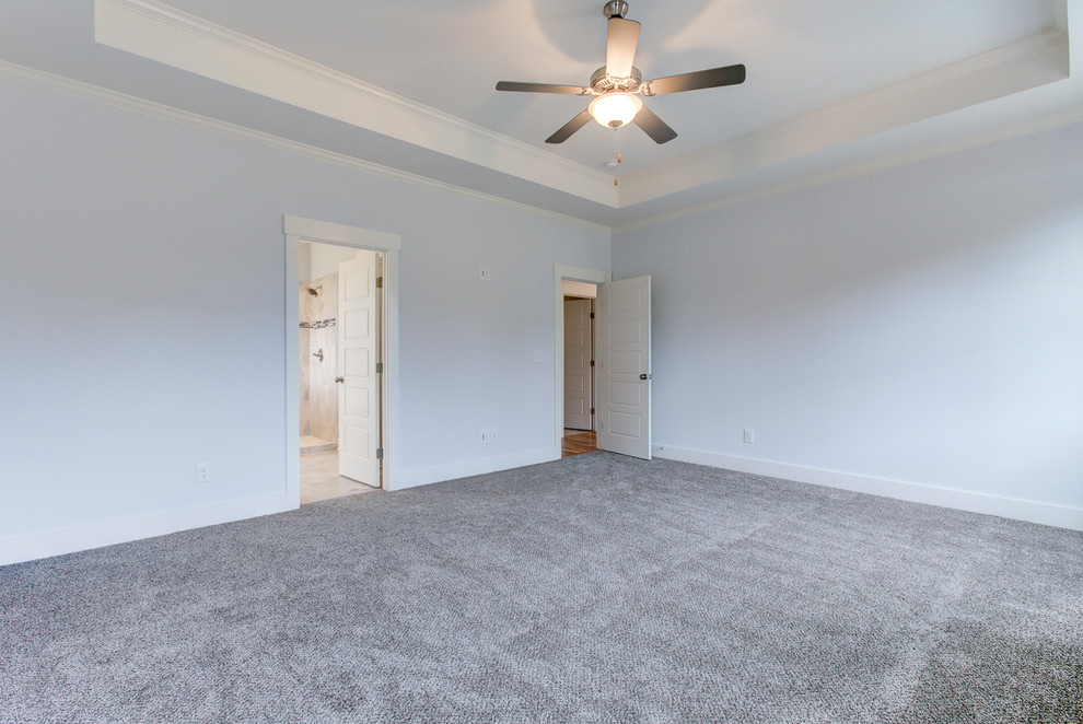 Foto de dormitorio principal de estilo americano grande con paredes grises, moqueta y suelo gris