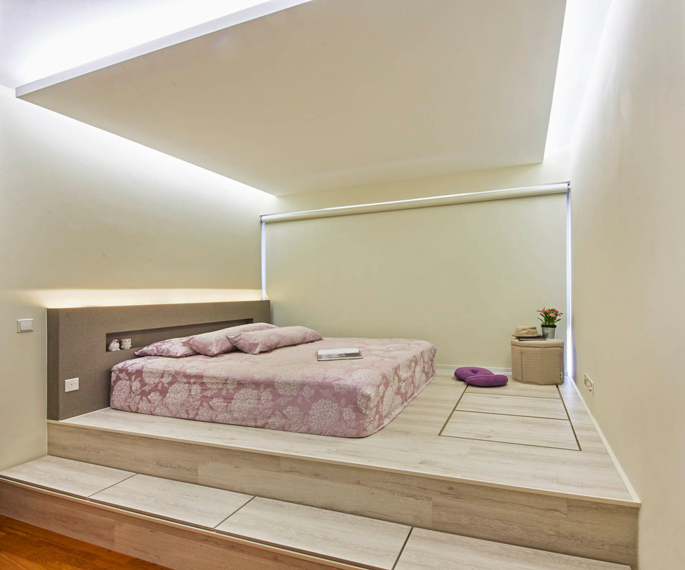 Cette photo montre une chambre d'amis tendance de taille moyenne avec un mur blanc et un sol en contreplaqué.