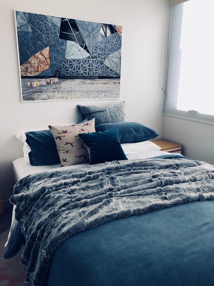 Kleines Modernes Hauptschlafzimmer mit weißer Wandfarbe, Teppichboden und grauem Boden in Melbourne