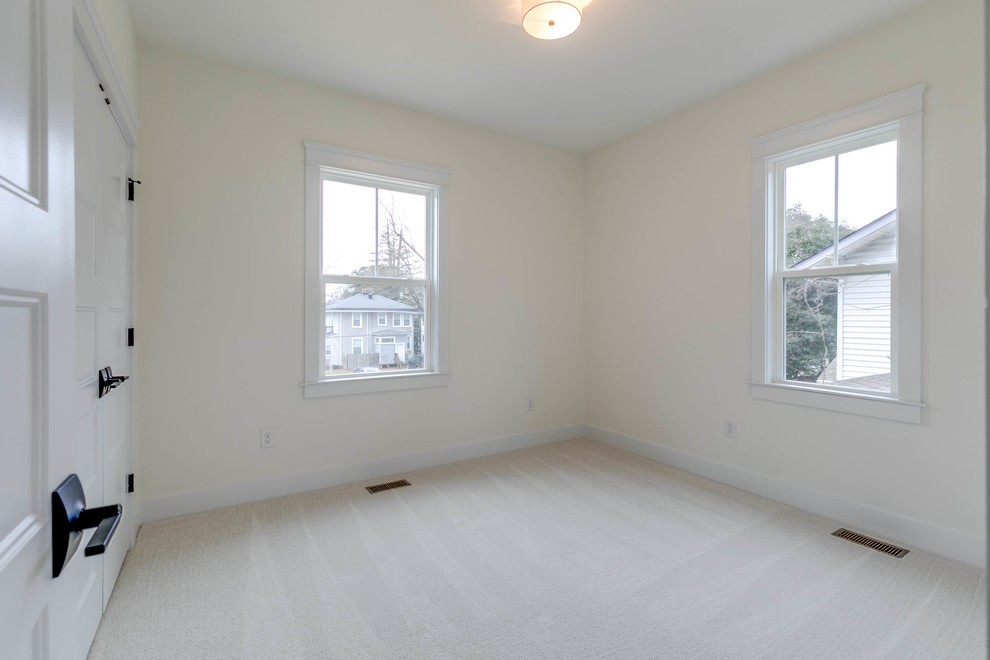 Foto de habitación de invitados nórdica de tamaño medio con paredes blancas, moqueta y suelo blanco