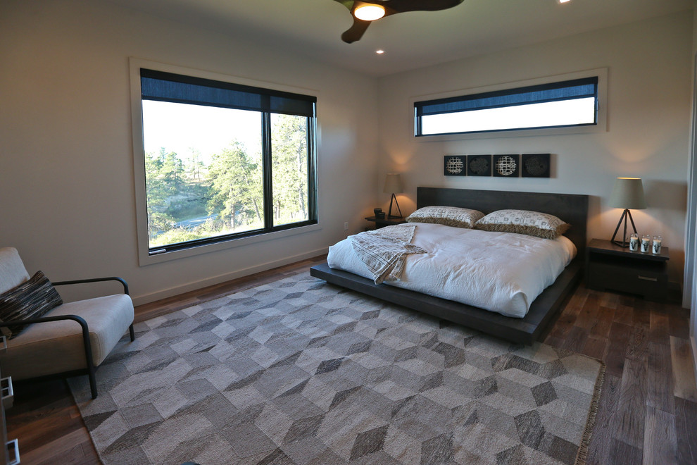 Пример оригинального дизайна: хозяйская спальня среднего размера в современном стиле с белыми стенами и паркетным полом среднего тона без камина
