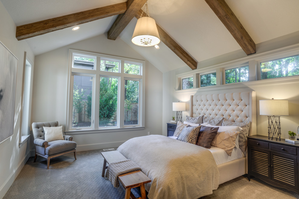 Modelo de dormitorio clásico renovado con paredes blancas, moqueta y suelo gris