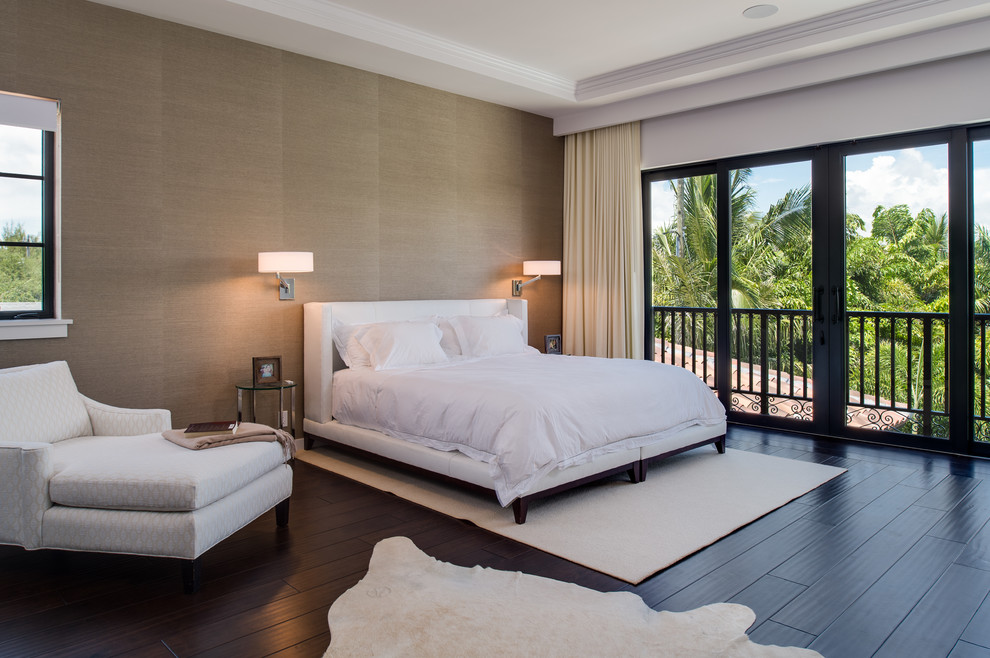 Modernes Hauptschlafzimmer ohne Kamin mit beiger Wandfarbe und dunklem Holzboden in Miami