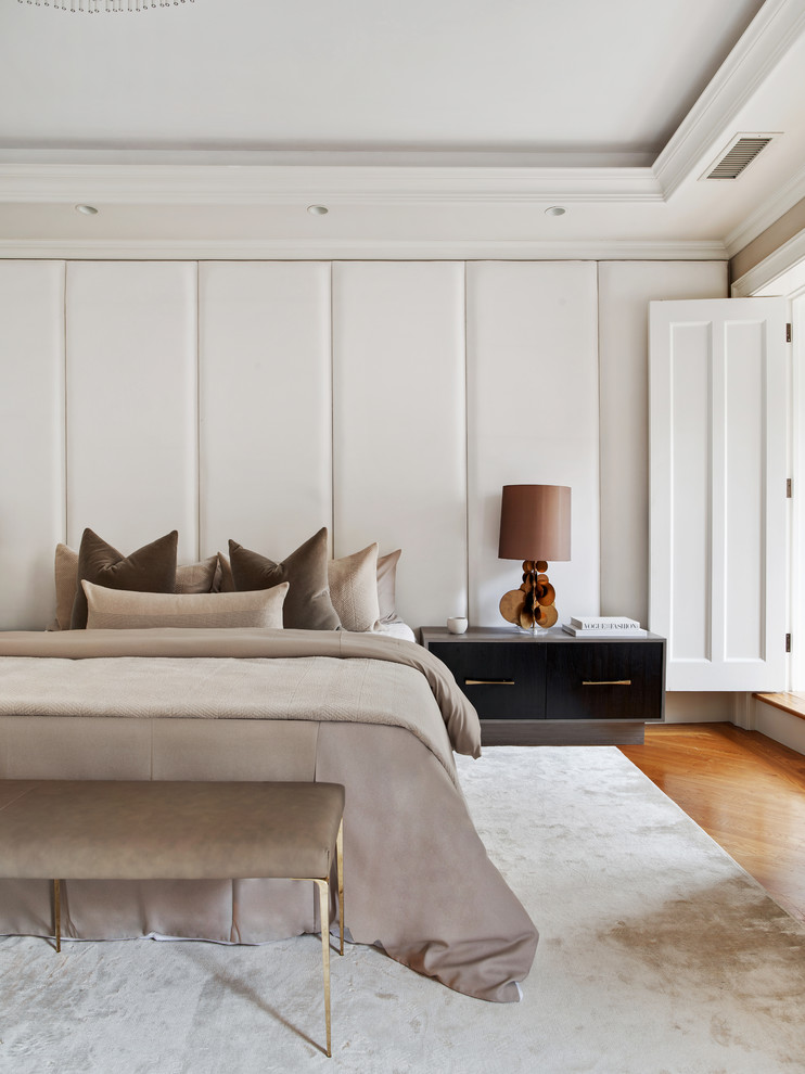 ニューヨークにあるトランジショナルスタイルのおしゃれな寝室 (白い壁、無垢フローリング、茶色い床) のレイアウト