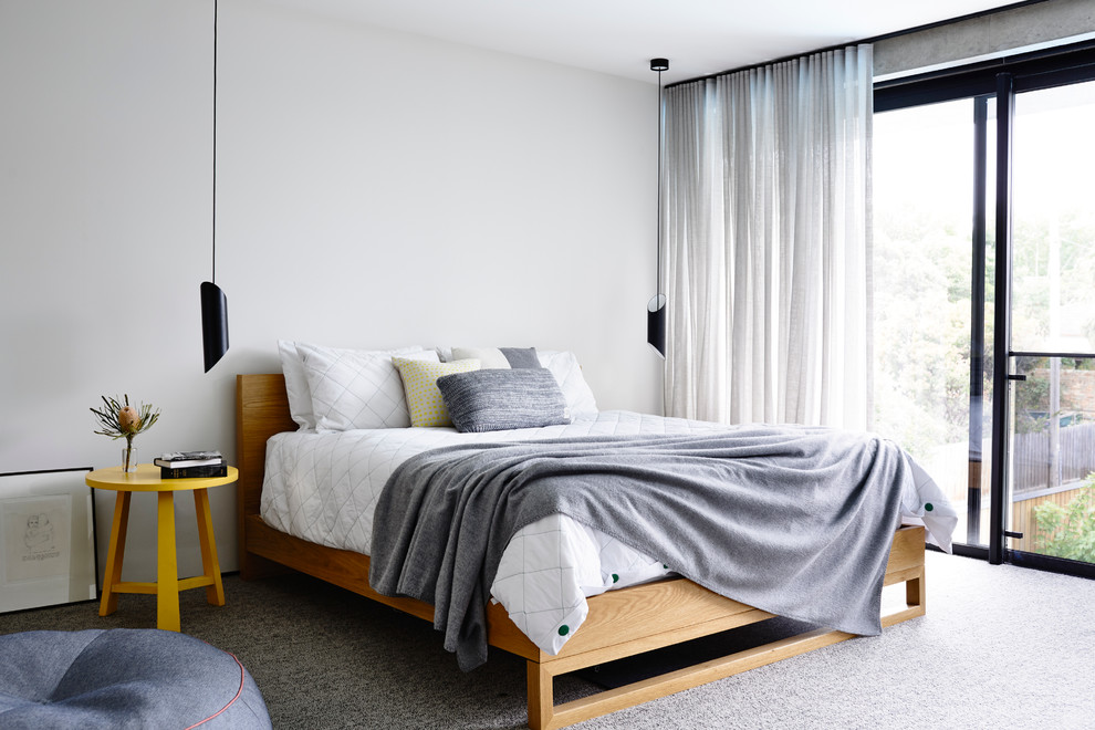 メルボルンにあるコンテンポラリースタイルのおしゃれな寝室 (白い壁、カーペット敷き) のインテリア
