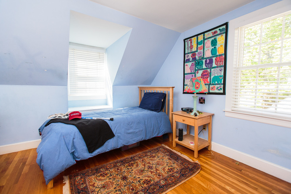 Idee per una camera degli ospiti tradizionale con pareti blu e pavimento in legno massello medio