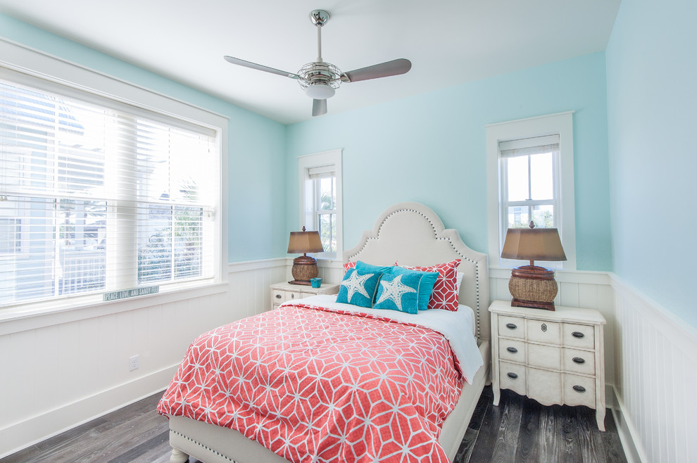 マイアミにあるビーチスタイルのおしゃれな客用寝室 (青い壁、暖炉なし、照明) のレイアウト