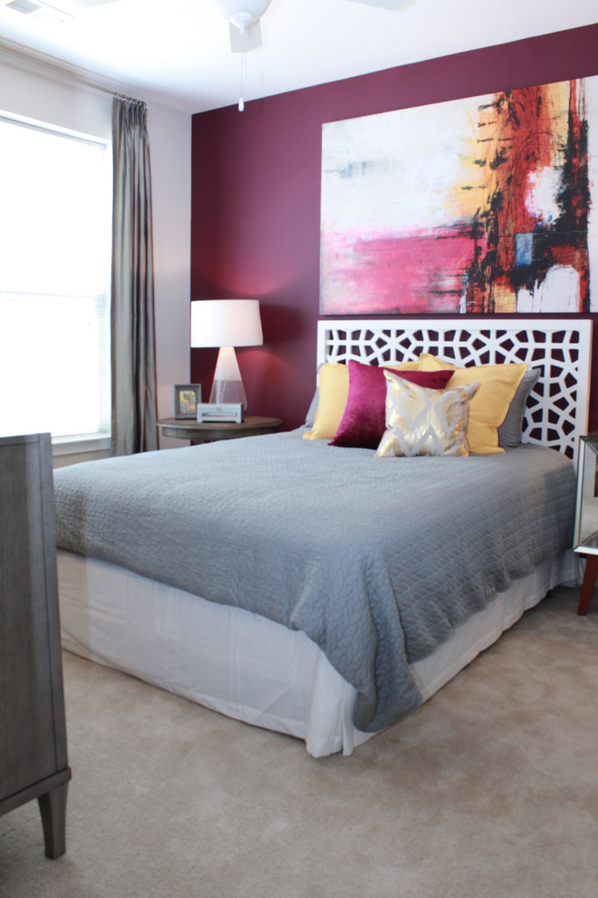 Esempio di una piccola camera degli ospiti con pareti viola e moquette
