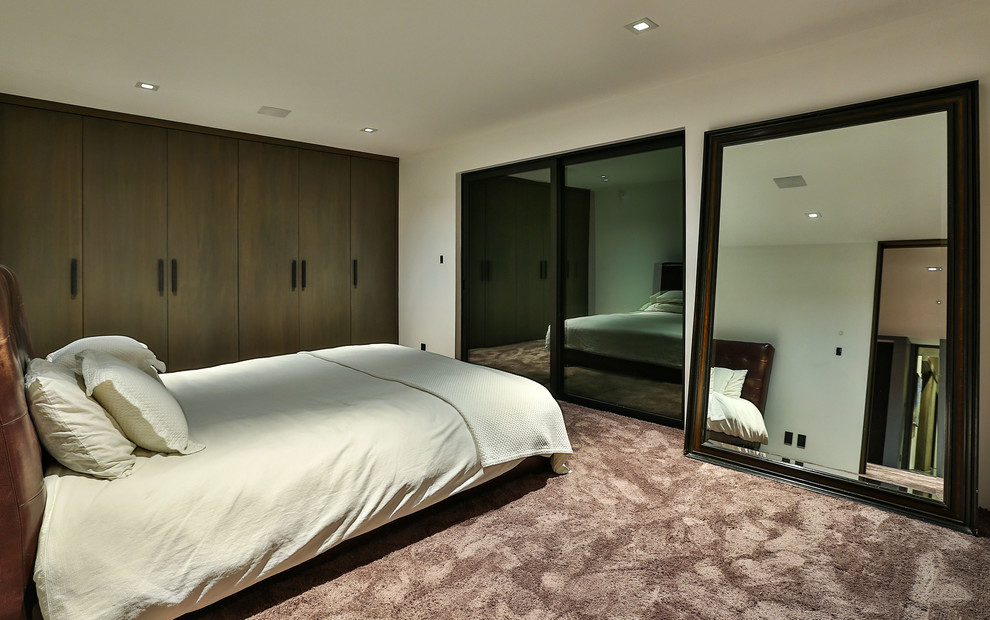 Esempio di una camera degli ospiti minimal di medie dimensioni con pareti bianche, moquette e pavimento viola