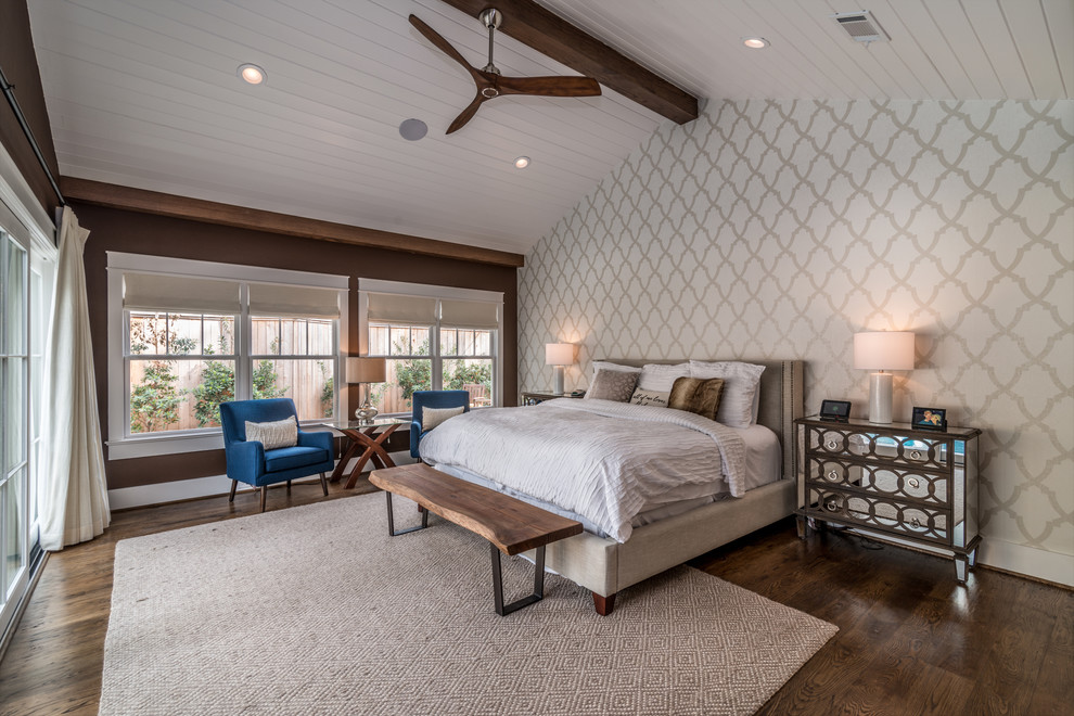 Imagen de dormitorio principal moderno de tamaño medio con paredes beige y suelo de madera en tonos medios
