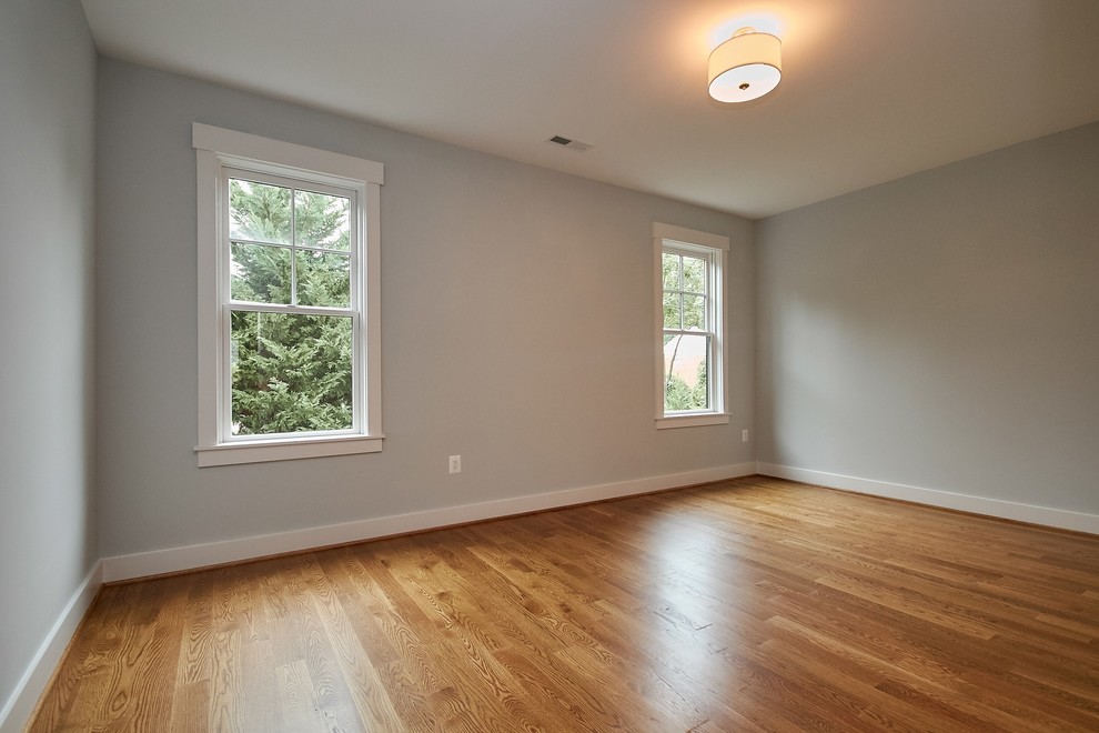 Mittelgroßes Landhaus Schlafzimmer ohne Kamin mit grauer Wandfarbe, braunem Holzboden und braunem Boden in Washington, D.C.