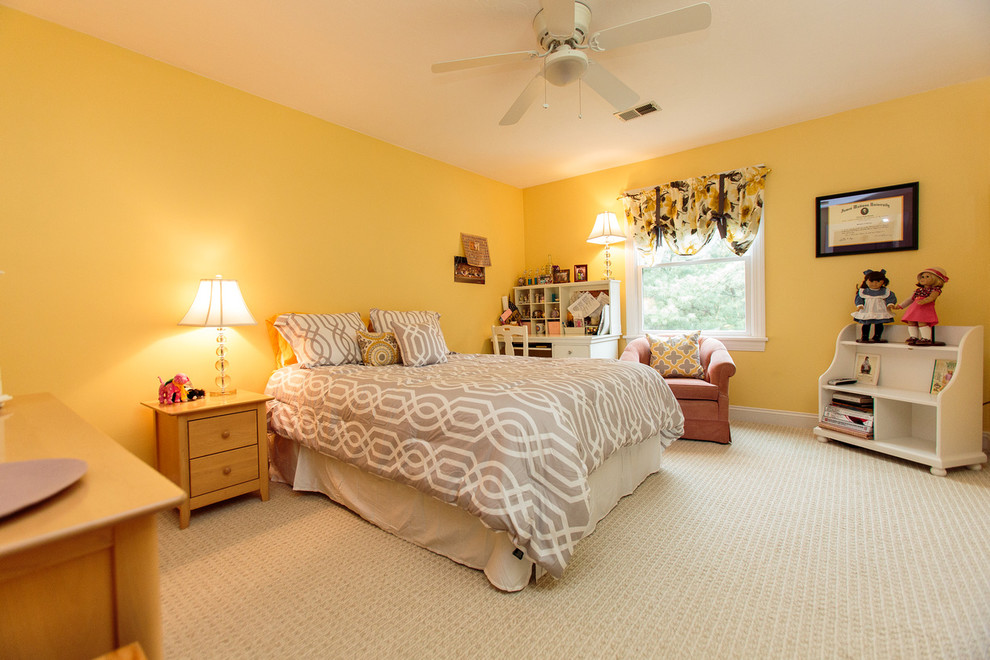 ボストンにある広いトラディショナルスタイルのおしゃれな客用寝室 (黄色い壁、無垢フローリング) のインテリア