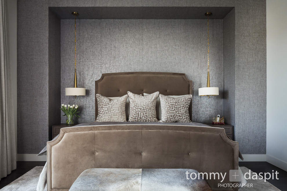 Источник вдохновения для домашнего уюта: большая хозяйская спальня в стиле неоклассика (современная классика) с серыми стенами, темным паркетным полом, двусторонним камином, фасадом камина из плитки и коричневым полом