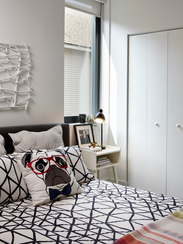 Идея дизайна: хозяйская спальня среднего размера в стиле модернизм с белыми стенами и темным паркетным полом