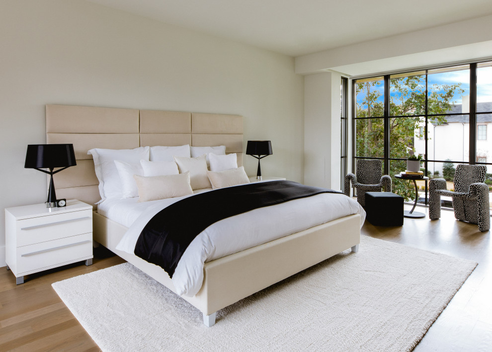 Exempel på ett modernt sovrum, med beige väggar, mellanmörkt trägolv och brunt golv