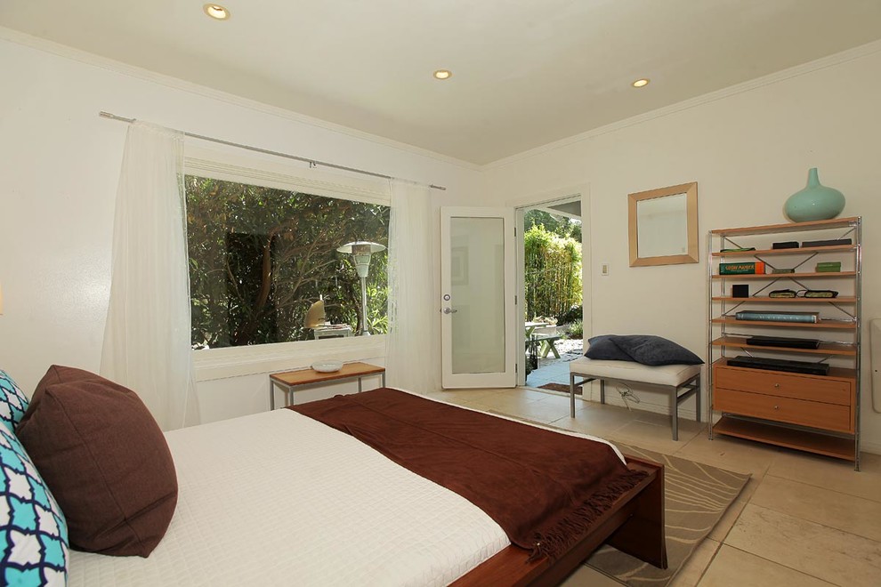 This is an example of a classic bedroom in Los Angeles.