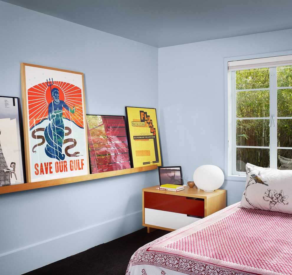 Inspiration pour une chambre design avec un mur bleu.