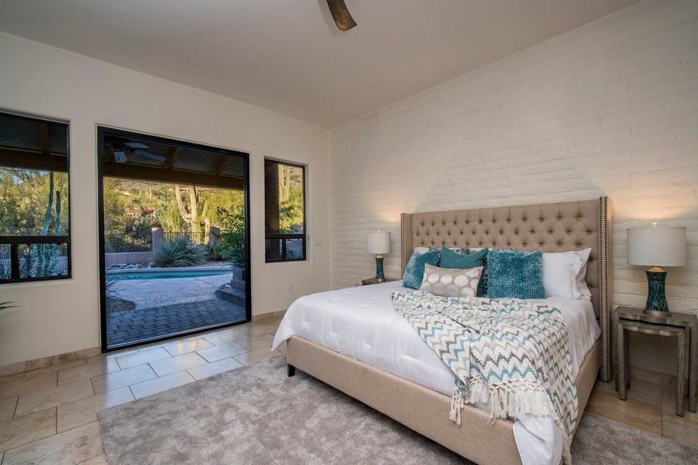 Mittelgroßes Modernes Hauptschlafzimmer ohne Kamin mit beiger Wandfarbe, Porzellan-Bodenfliesen und beigem Boden in Phoenix