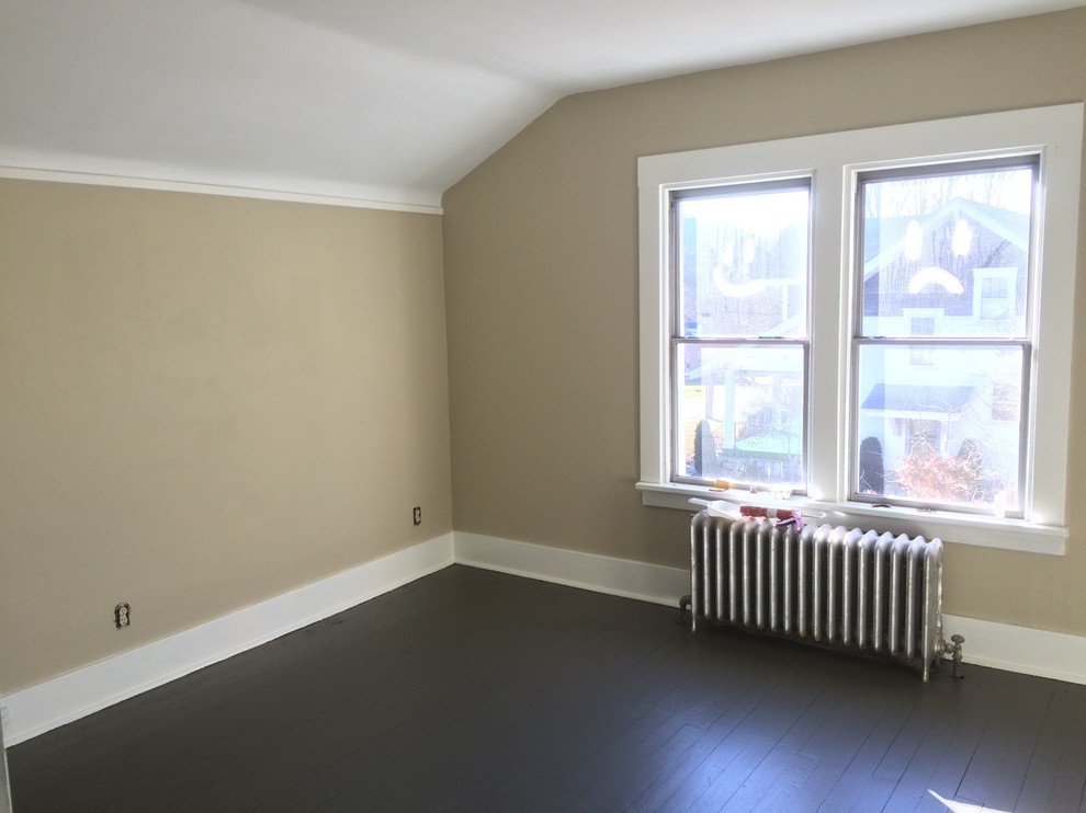Aménagement d'une chambre d'amis craftsman de taille moyenne avec un mur beige et parquet peint.