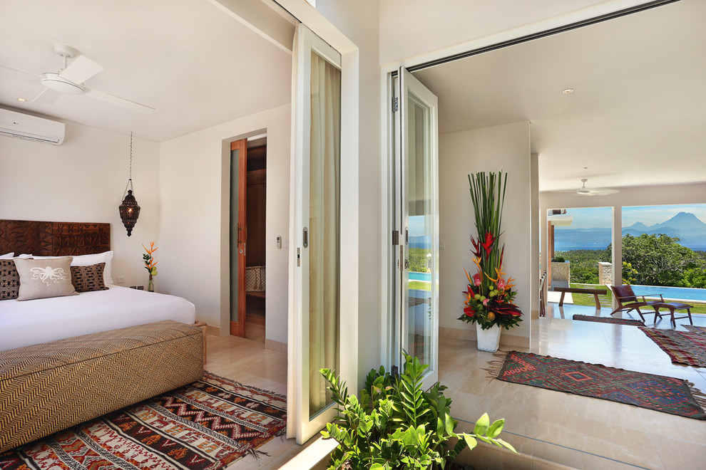 Стильный дизайн: гостевая спальня (комната для гостей) в морском стиле с белыми стенами, мраморным полом и бежевым полом без камина - последний тренд