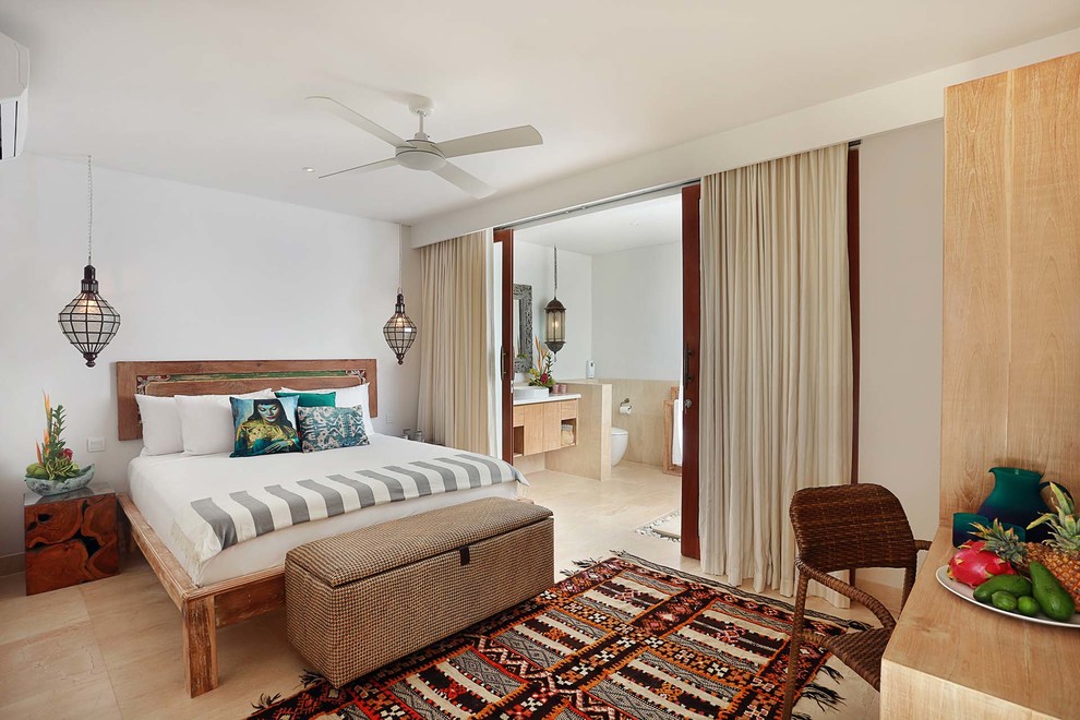 На фото: гостевая спальня среднего размера, (комната для гостей) в морском стиле с белыми стенами, мраморным полом и бежевым полом без камина с