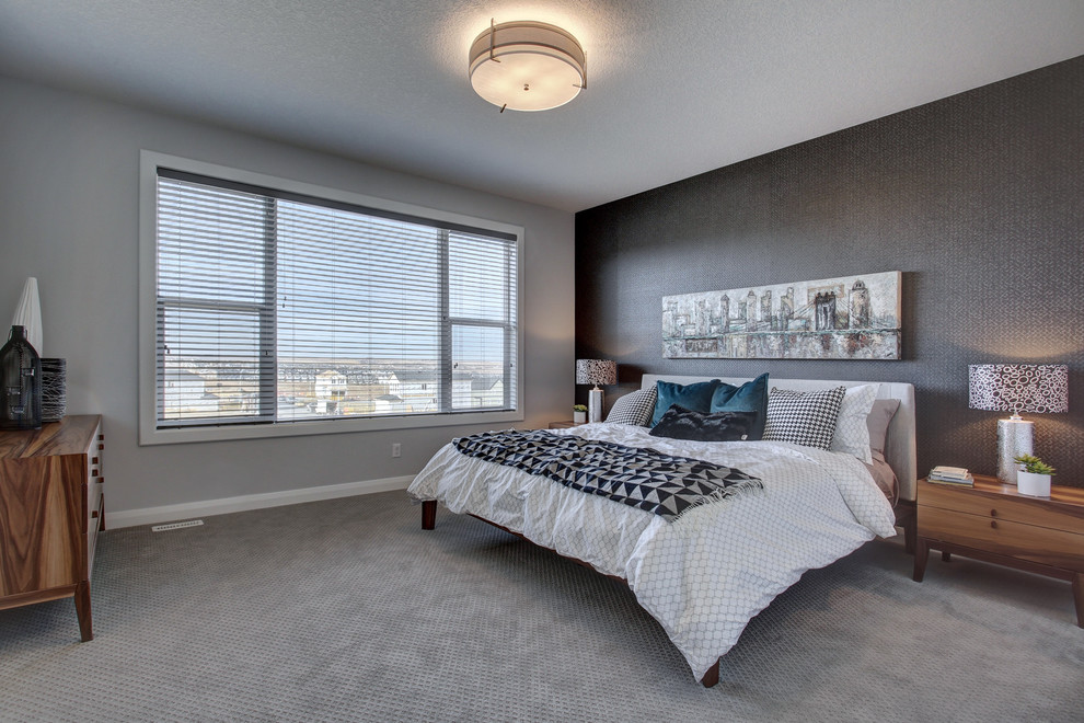 Foto de dormitorio principal minimalista grande con paredes multicolor, moqueta y suelo gris