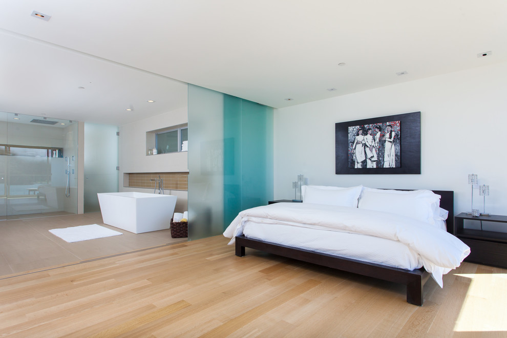 Идея дизайна: хозяйская спальня в современном стиле с белыми стенами и светлым паркетным полом без камина