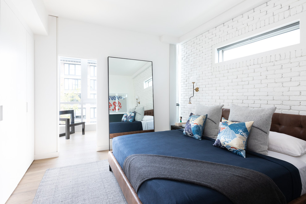 На фото: большая хозяйская спальня в стиле фьюжн с белыми стенами, светлым паркетным полом и бежевым полом без камина с