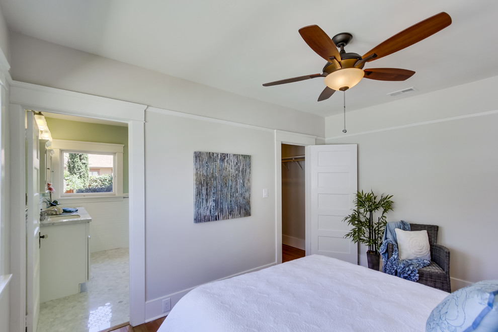 Источник вдохновения для домашнего уюта: хозяйская спальня среднего размера в стиле кантри с серыми стенами и светлым паркетным полом