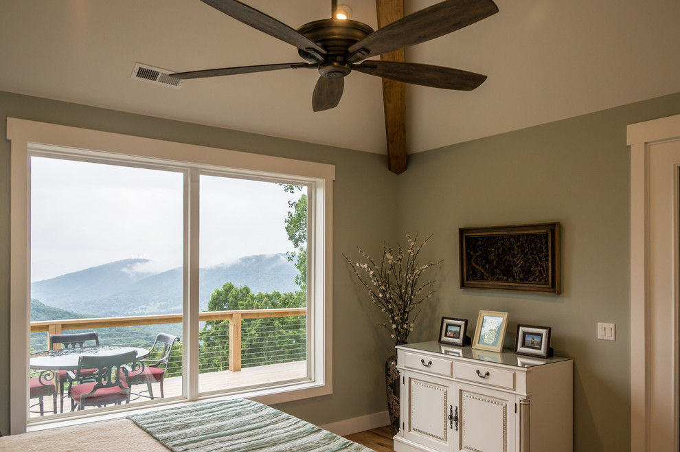 Ejemplo de habitación de invitados rural de tamaño medio con paredes grises, moqueta y suelo beige