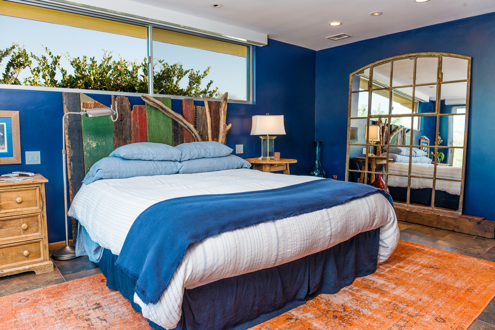 Esempio di una camera da letto costiera con pareti blu e nessun camino