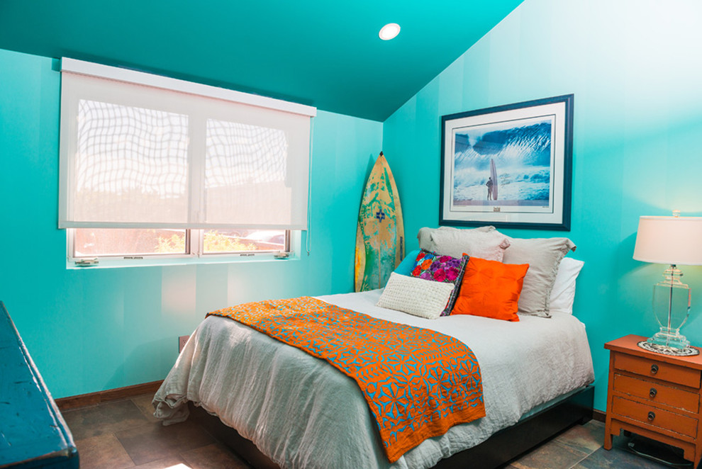 ロサンゼルスにあるビーチスタイルのおしゃれな寝室 (青い壁、暖炉なし)