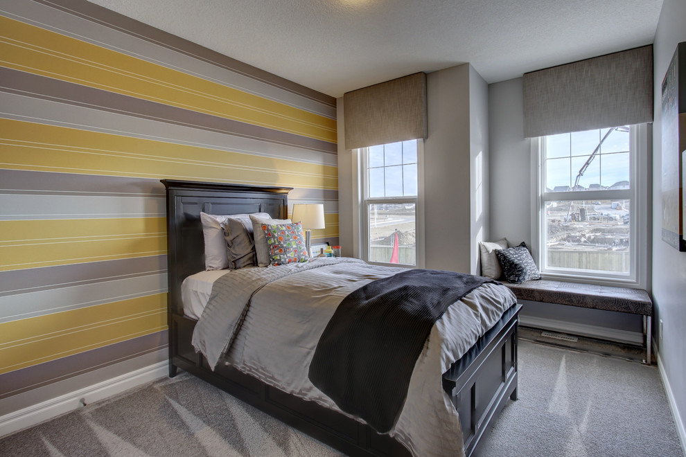 На фото: маленькая хозяйская спальня в стиле модернизм с разноцветными стенами и ковровым покрытием для на участке и в саду