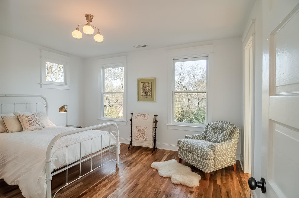 Cette image montre une chambre parentale style shabby chic de taille moyenne avec un mur blanc et parquet clair.