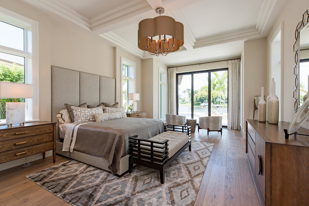 Diseño de dormitorio principal tradicional renovado grande con paredes blancas y suelo de madera clara