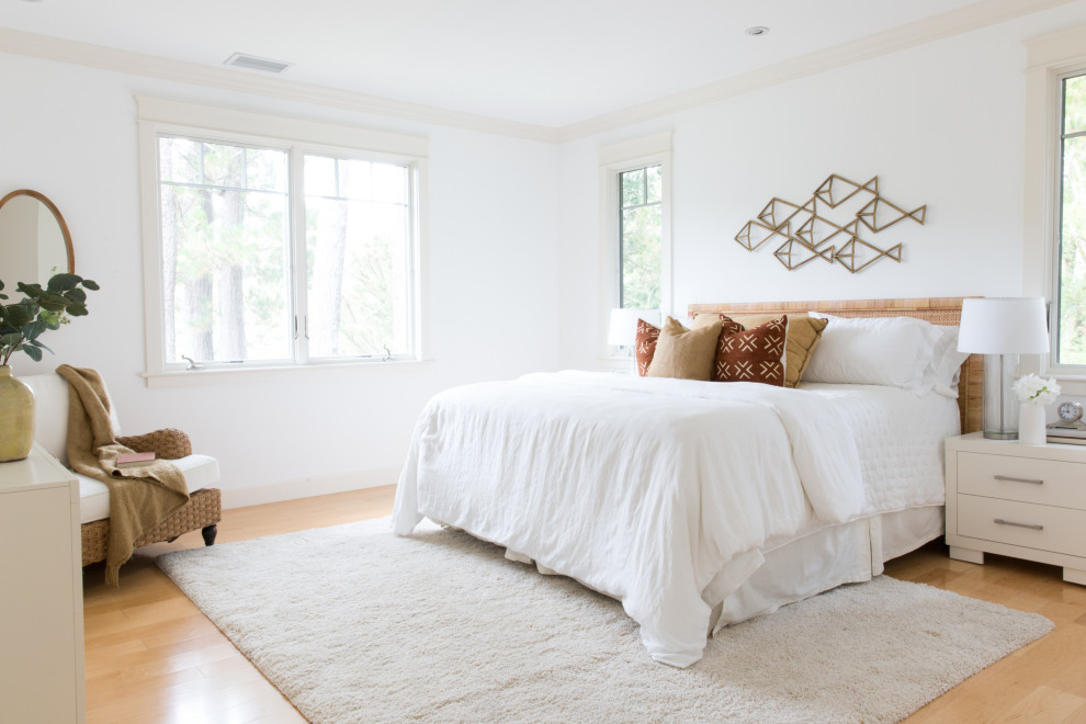 Пример оригинального дизайна: спальня в стиле неоклассика (современная классика) с белыми стенами, паркетным полом среднего тона и коричневым полом